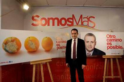 Jorge Alarte, ayer, con el cartel electoral de la campaña que usa naranjas podridas como símbolo de la corrupción.