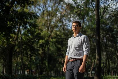 Orlando Mondragón, el primer menor de 30 años en ganar el Premio Loewe de Poesía, posa en el Parque de los Venados, al sur de Ciudad de México, el 14 de octubre de 2021.
