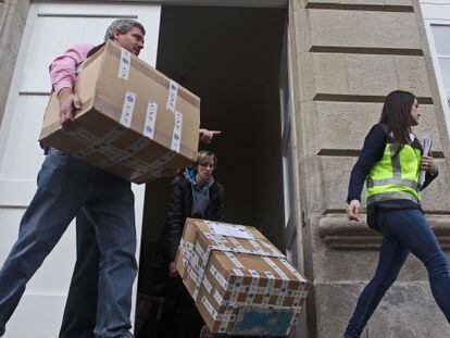 Agentes requisan expedientes de obras en la Diputación de Pontevedra al inicio de la Operación Patos.