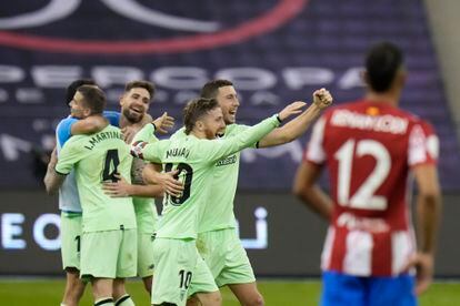 Los jugadores del Athletic celebran su triunfo en la Supercopa de España ante el Atlético.