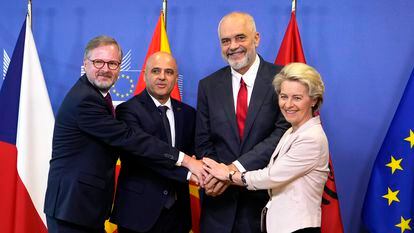 Desde la izquierda, los primeros ministros de la República Checa, Petr Fiala, de Macedonia del Norte, Dimitar Kovacevski, y de Albania, Edi Rama; y la presidenta de la Comisión Europea, Ursula von der Leyen, este martes en Bruselas.