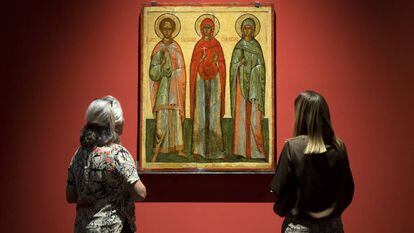 Dos personas observan la exposición 'Santas, reinas y obreras. La imagen de la mujer en el arte ruso' en el Museo Ruso de Málaga.