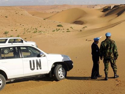 Dos oficiales de la misi&oacute;n de la ONU en el Sahara Occidental (Minurso), durante una patrulla. 