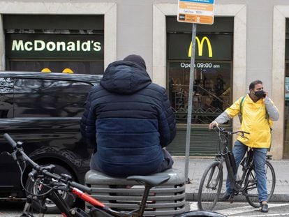 Varios repartidores esperaban ante un local de comida rápida en Barcelona el miércoles.