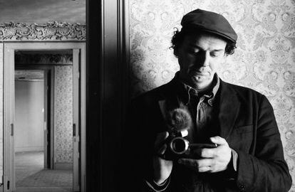 El cineasta José Luis Guerín, retratado por el fotógrafo Óscar Fernández Orengo, para su serie 'A través de mis ojos'.