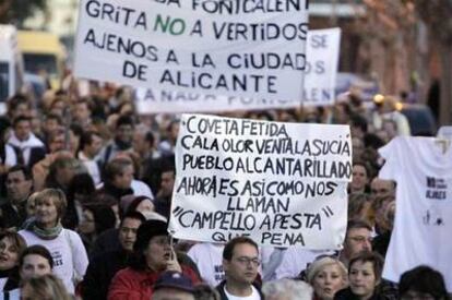 Varios centenares de personas se manifestaron ayer en El Campello (Alicante) contra el traslado de basuras desde Valencia y Castellón.