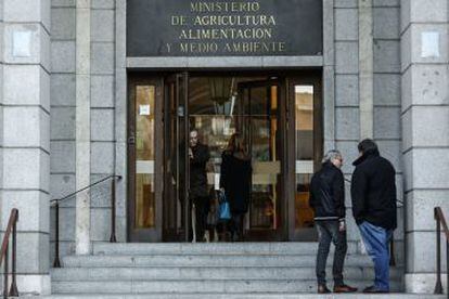 Funcionarios, este jueves, ante el Ministerio de Agricultura.
