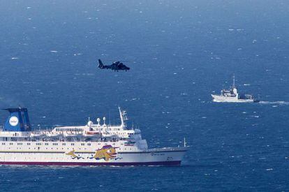 Una patrullera y un helicóptero militar, junto a un crucero cerca de Haifa este jueves.