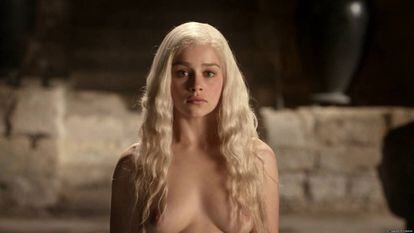 Emilia Clarke, Daenerys en 'Juego de tronos', en un capítulo de la serie.