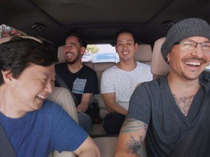 El actor Ken Jeong y Chester Bennington, como conductor, en el 'Carpool Karaoke.