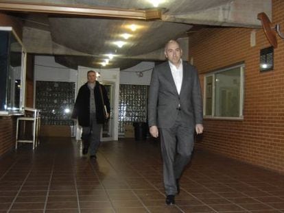 El exalcalde Alejandro Soler saliendo de la comisaría.