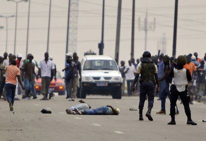 Los cadáveres de dos partidarios de Ouattara yacen en una calle de Abiyán, tras ser tiroteados por la policía, leal al presidente Laurent Gbagbo.