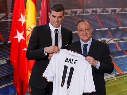 Gareth Bale y Florentino Pérez durante la presentación del galés como jugador del Real Madrid en 2013.