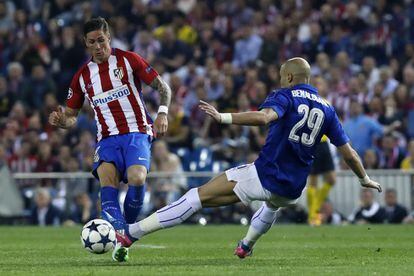 El delantero del Atlético de Madrid Fernando Torres (i) pelea un balón con el defensa francés del Leicester, Yohan Benalouane.