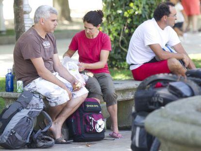 Turistas comiendo bocadillos en la Alameda de Santiago. 