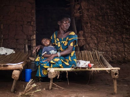 Una madre y su hijo enfermo de malaria, en Muma (República Democrática del Congo).