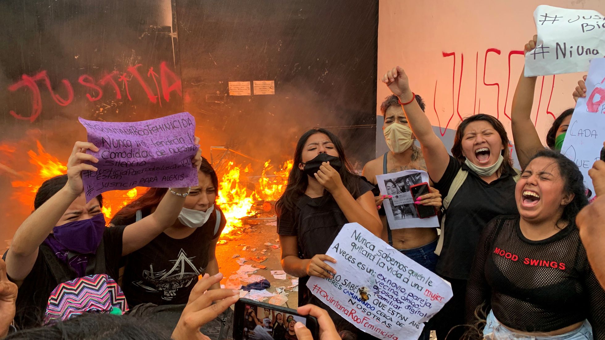 Митинг феминисток в мексике парень заехал. Мексиканские феминистки. Протесты феминисток. Радикальные феминистки. Ярая феминистка.