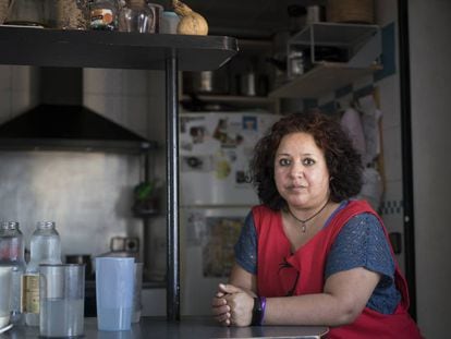 Cecilia Carrillo a la cuina del seu pis a Nou Barris, a Barcelona.