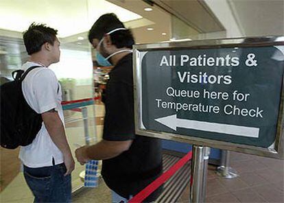 Control de entrada en un hospital de Singapur tras conocerse el último caso de SARS la semana pasada.