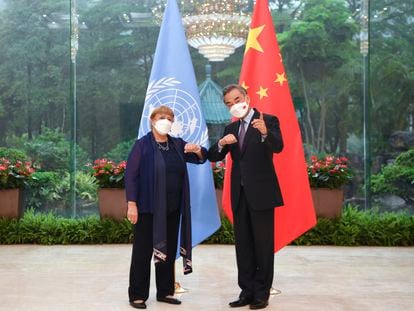 Michelle Bachelet y el ministro chino de Relaciones Exteriores, Wang Yi, se saludaban el 23 de mayo en Guangzhou.