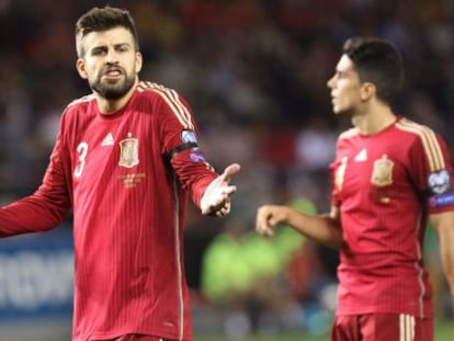 Piqu&eacute; y Batra, durante el partido contra Luxemburgo en Logro&ntilde;o.