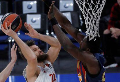 Danilo Barthel lanza ante Eric.