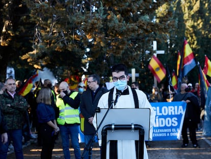 Un sacerdote habla durante el homenaje neonazi a la División Azul el pasado sábado en el cementerio de La Almudena.