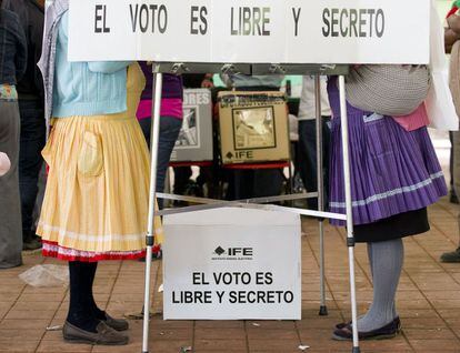 Dos mujeres votan en el municipio de San Pedro el Alto, Estado de Oaxaca.