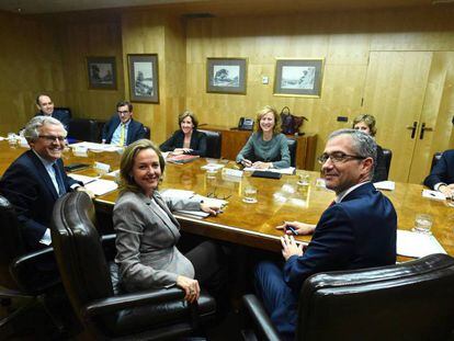 La ministra de Economía, Nadia Calviño, junto con el gobernador del Banco de España, Pablo Hernández de Cos (d), y el presidente de la CNMV, Sebastián Albella (i). En vídeo, las declaraciones de la ministra de Economía, Nadia Calviño.