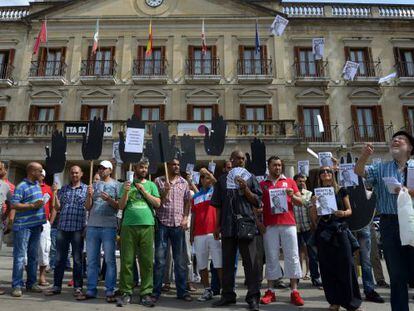 Protesta de inmigrantes y SOS Racismo ante el Ayuntamiento de Vitoria