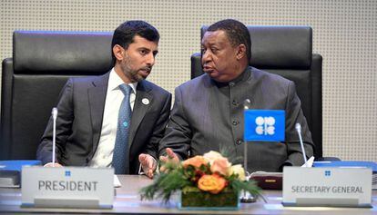 Suhail Mohammed Al Mazrouei (izq), ministro de Energía de Emiratos Árabes Unidos y presidente de la Conferencia de la OPEP, conversa con el secretario general de la OPEP, Mohammed Barkidoprior. 