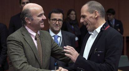 Los ministros de Economía español y griego, a la entrada al Eurogrupo.