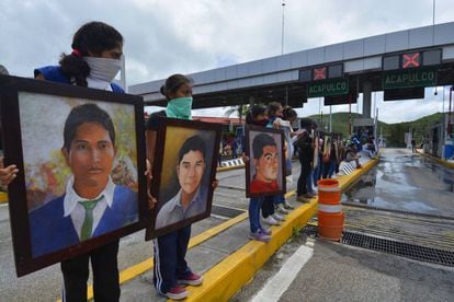 Familiares de los 43 protestan en un peaje de Guerrero.