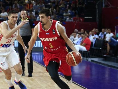 Shved, perseguido por Tomas en el Rusia-Croacia.