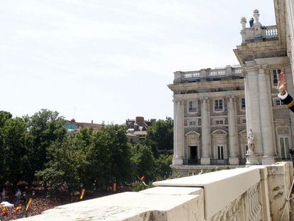 Don Felipe saluda desde el balcón del Palacio Real tras ser proclamado rey el 19 de junio del año pasado.