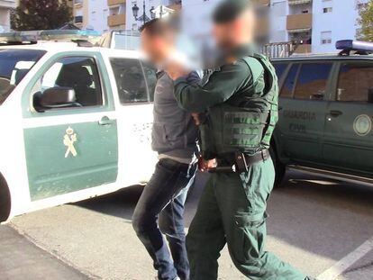 Traslado de uno de los detenidos en la Operación Maverick en una imagen cedida por la Guardia Civil.