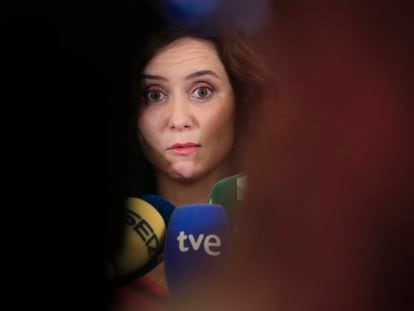 La presidenta de la Comunidad de Madrid, Isabel Díaz Ayuso, atiende a los medios en un acto público.