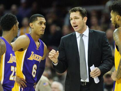 Luke Walton habla con sus jugadores en un tiempo muerto.