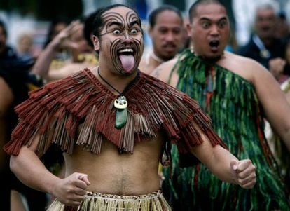Las referencias maorís están por toda la isla e incluso en la actual cultura neozelandesa. Para aproximarnos a lo maorí hay muchas opciones: participar en una 'haka' (danza de guerra), en un tradicional 'hangi' (banquete maorí), asistir a un espectáculo de danza, leyendas, arte o artesanía, chapurrear el maorí o tallarse un colgante de hueso o 'pounamu' (jade). Los museos de las grandes ciudades y los pueblos rebosan de artefactos maoríes y objetos históricos, aunque esta cultura sigue muy viva.