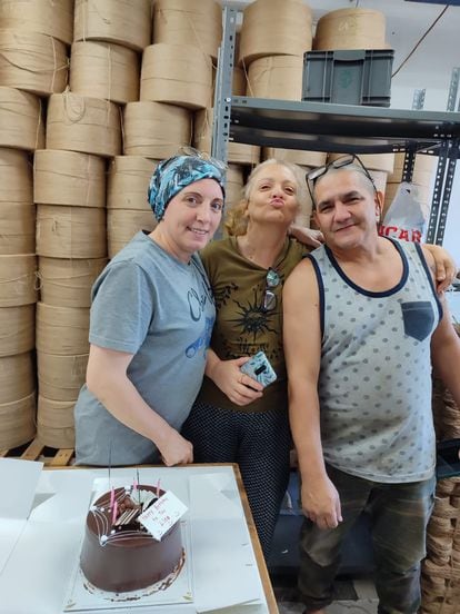 Yudith y Lino con una compañera en la fábrica de zapatos en la que trabajaron en Turquía.