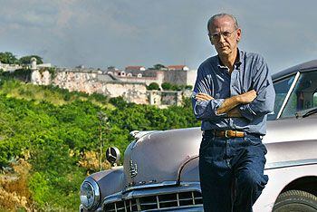 Eloy Gutiérrez Menoyo, en el Morro de La Habana, apoyado en un Dodge de 1949. Detrás, la cárcel de la Cabaña, en donde pasó sus 22 años de cautiverio.