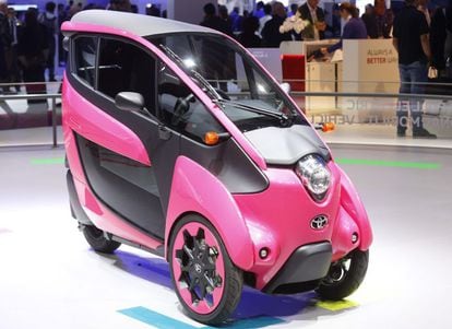 Toyota también ha presentado el coche eléctrico I-Road, que tiene tres ruedas y un diseño ultracompacto.