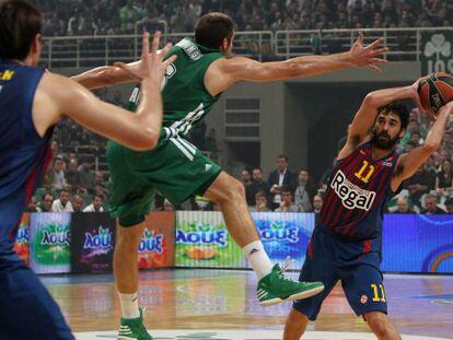 Navarro trata de pasar a Lorbek ante Bramos.