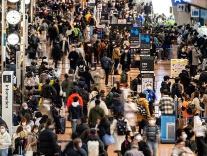 Pasajeros en el aeropuerto internacional Haneda de Tokio, el pasado 29 de diciembre.