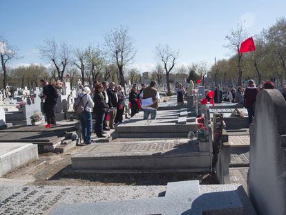 Un momento del homenaje a los fusilados en el cementerio de La Almudena.