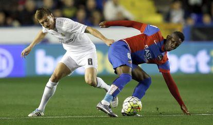 Toni Kroos lucha por un bal&oacute;n ante Lerma, del Levante.