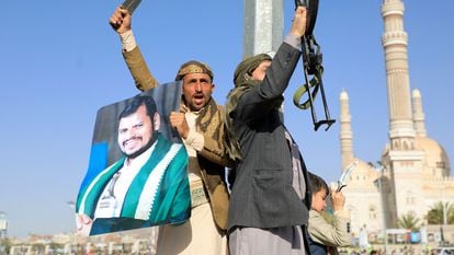 Un hombre sostiene un retrato del líder de la milicia Huthi, Abdul Malik al Huthi, en una protesta por los ataques estadounidenses contra objetivos de los insurgentes en Yemen, este viernes en la capital yemení, Saná.