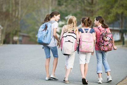Cuatro alumnas se dirigen al colegio andando. 