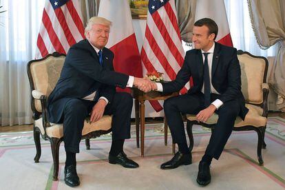 Donald Trump (i) junto a Emmanuel Macron antes de un almuerzo de trabajo en la residencia del embajador estadounidense de Bruselas.