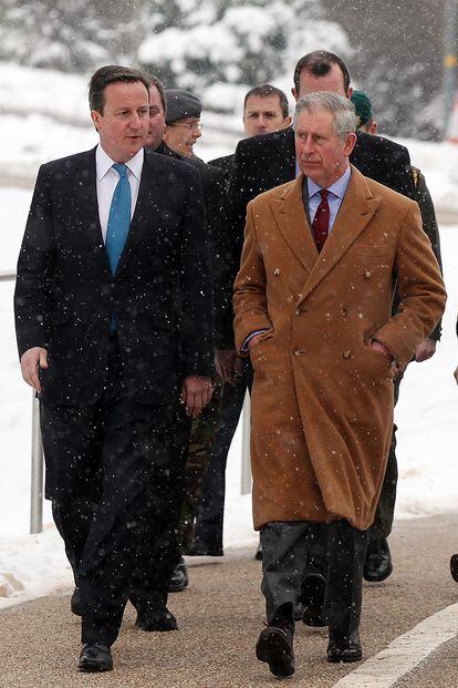 Fotografiado junto al exprimer ministro David Cameron en su visita en 2010 a un hospital militar para conocer a los soldados británicos heridos en Afganistán.
